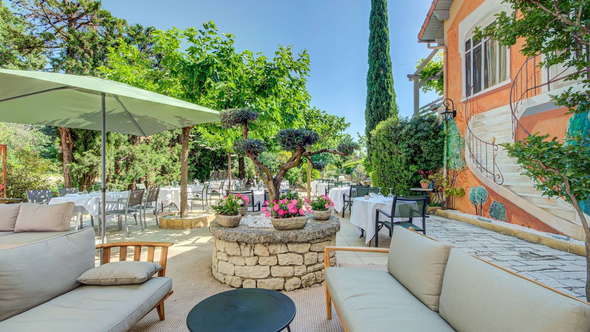 Monteux Hotel | Logis Hotel Le Blason de Provence