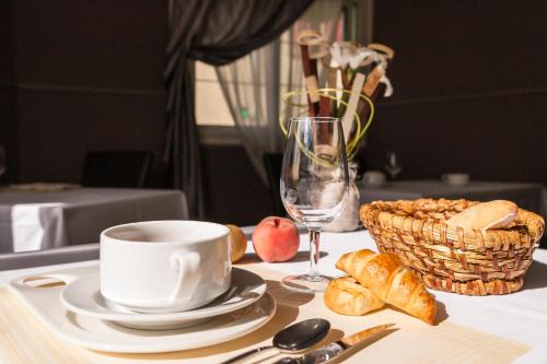 Neau Hotel | Logis Hotel Restaurant La Croix Verte