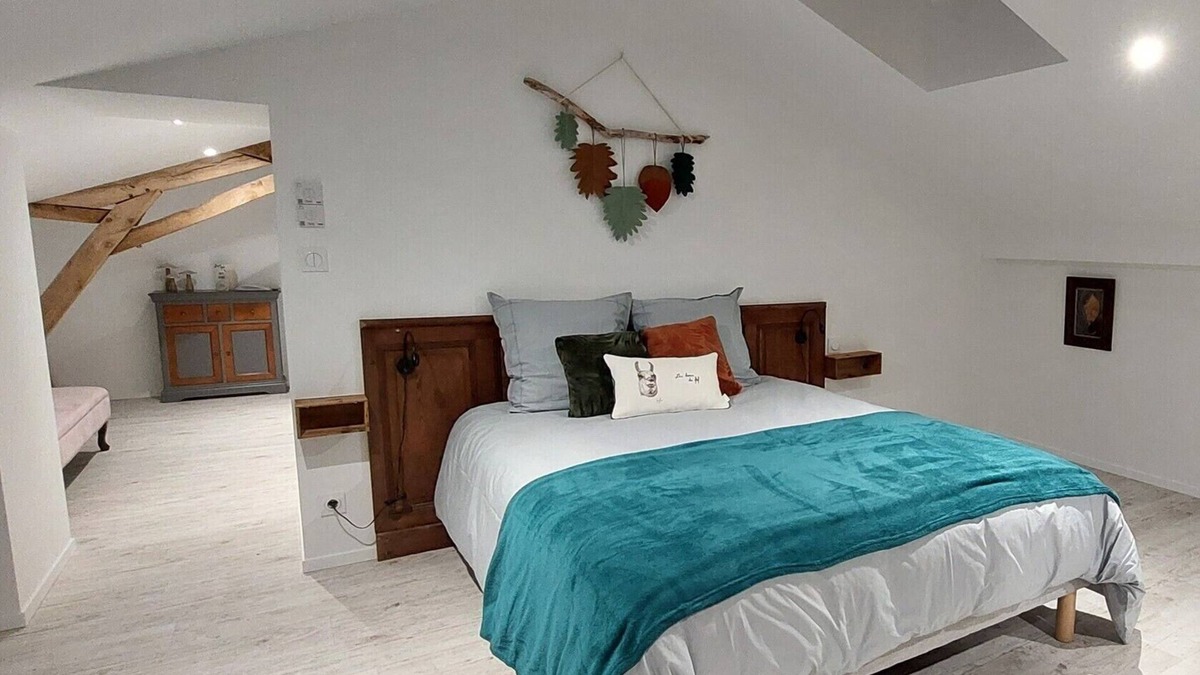 Le Poire-sur-Vie Bed & Breakfast | Logis Seigneurial Historique en Pleine Campagne Entouré D'un Élevage de Lamas