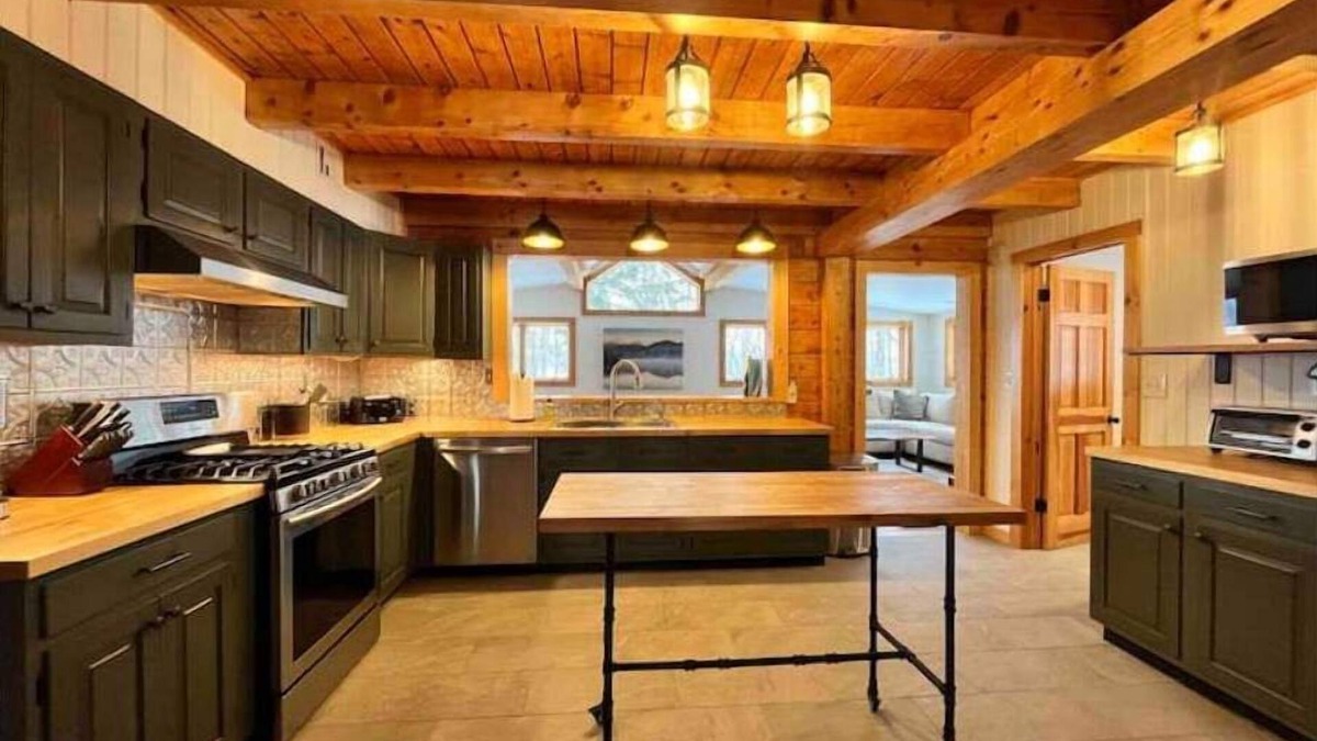 Maplecrest Cabin | Logtastic cabin in Windham with Hot Tub