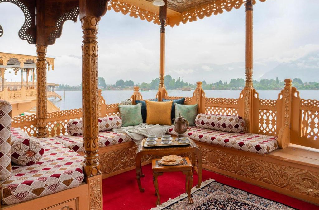 Nagin Bagh Boat Rental | LohonoStays Harmukh Houseboat