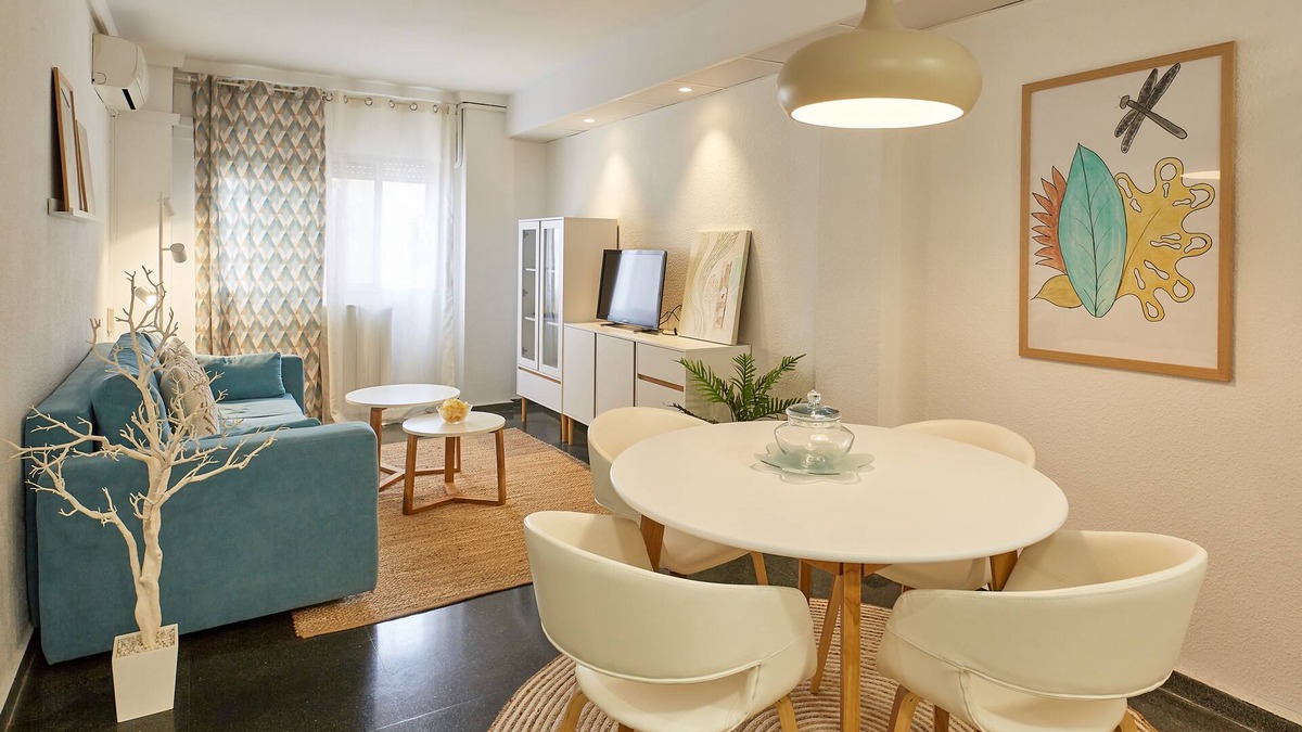 Zaragoza Centro Apartment | Loira Bretón: Charming Apartment in the University