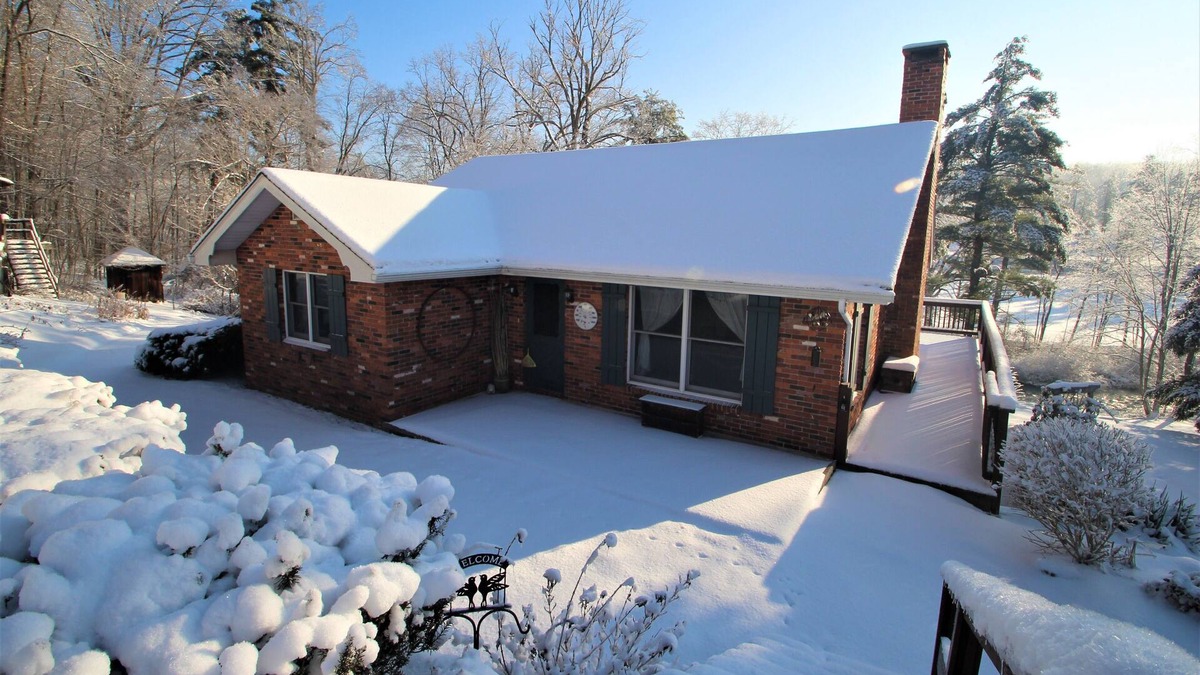 Friedens Cottage | Lois Lane Streamside Cottage with Ol' Time Swimming Hole