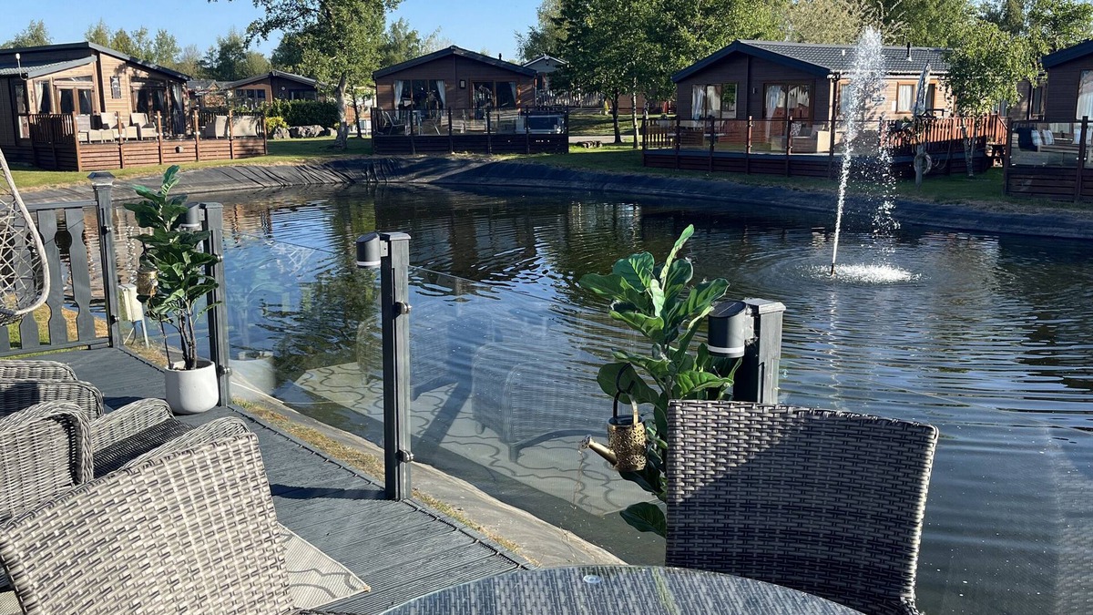 South Lakeland Leisure Village Cottage | LOLUKE LODGE ON THE LAKE, family friendly, with a garden in Carnforth