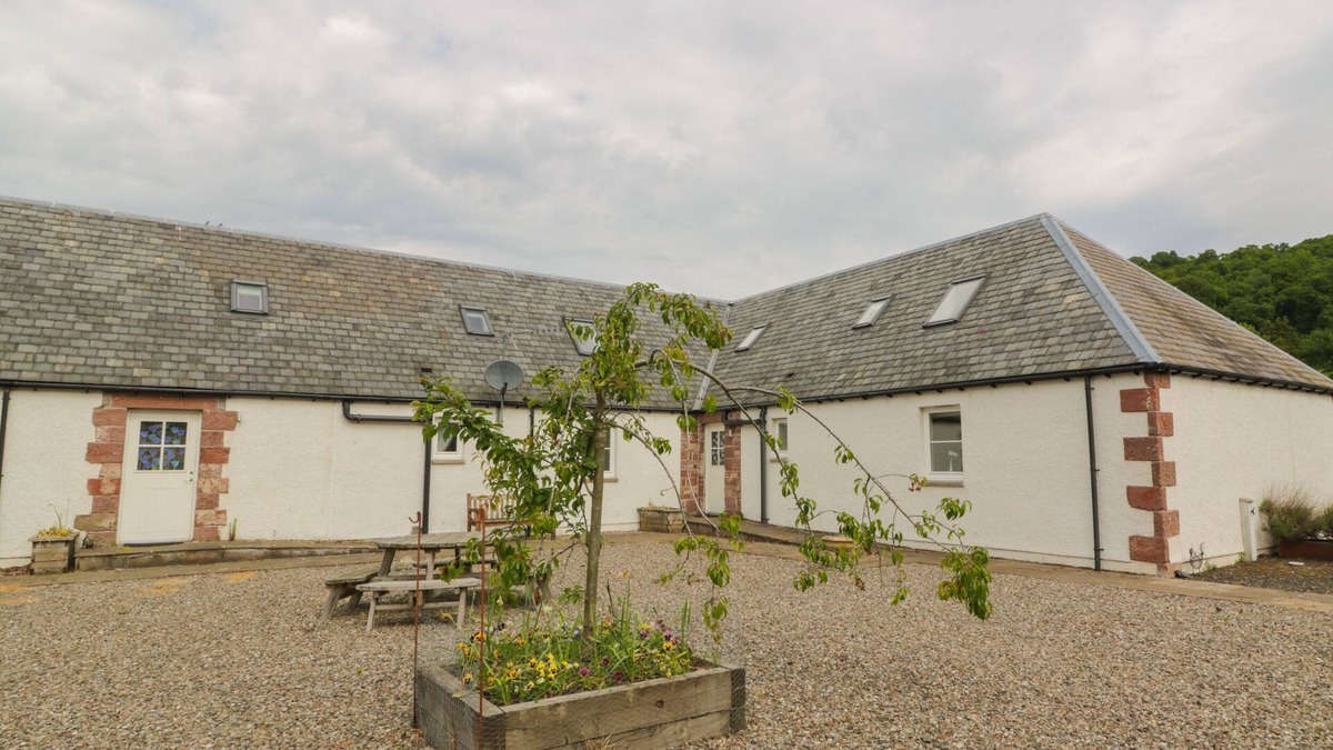 Murthly Cottage | LON COTTAGE, pet friendly, with a garden in Blairgowrie