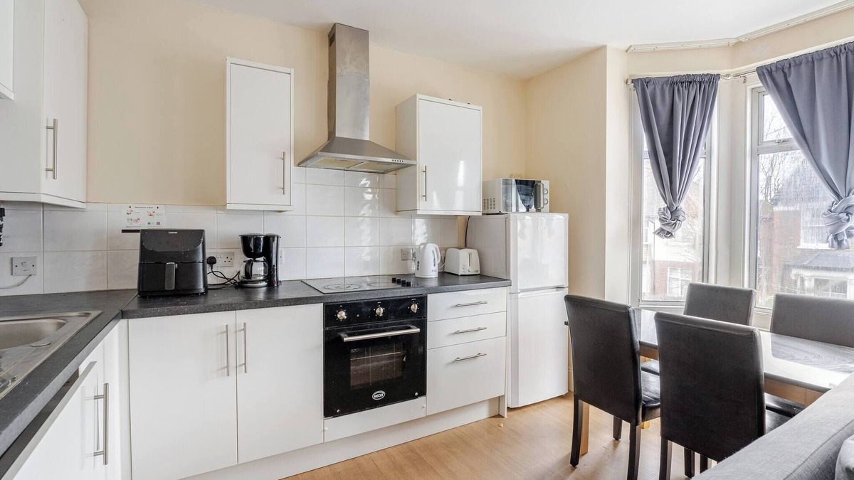 Selhurst Apartment | London 2 Bed Sleeps 5 to 6 Netflix Family Friendly