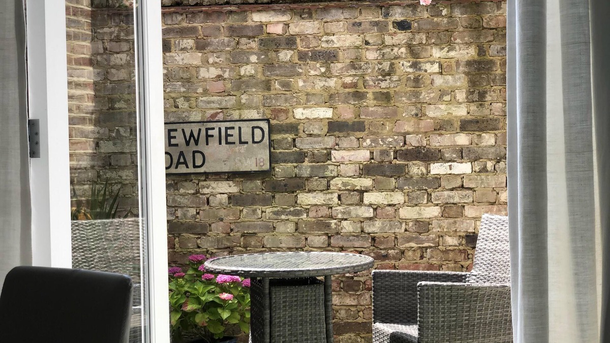 East Putney Apartment | London-apartment-sleeps2-privateentrance