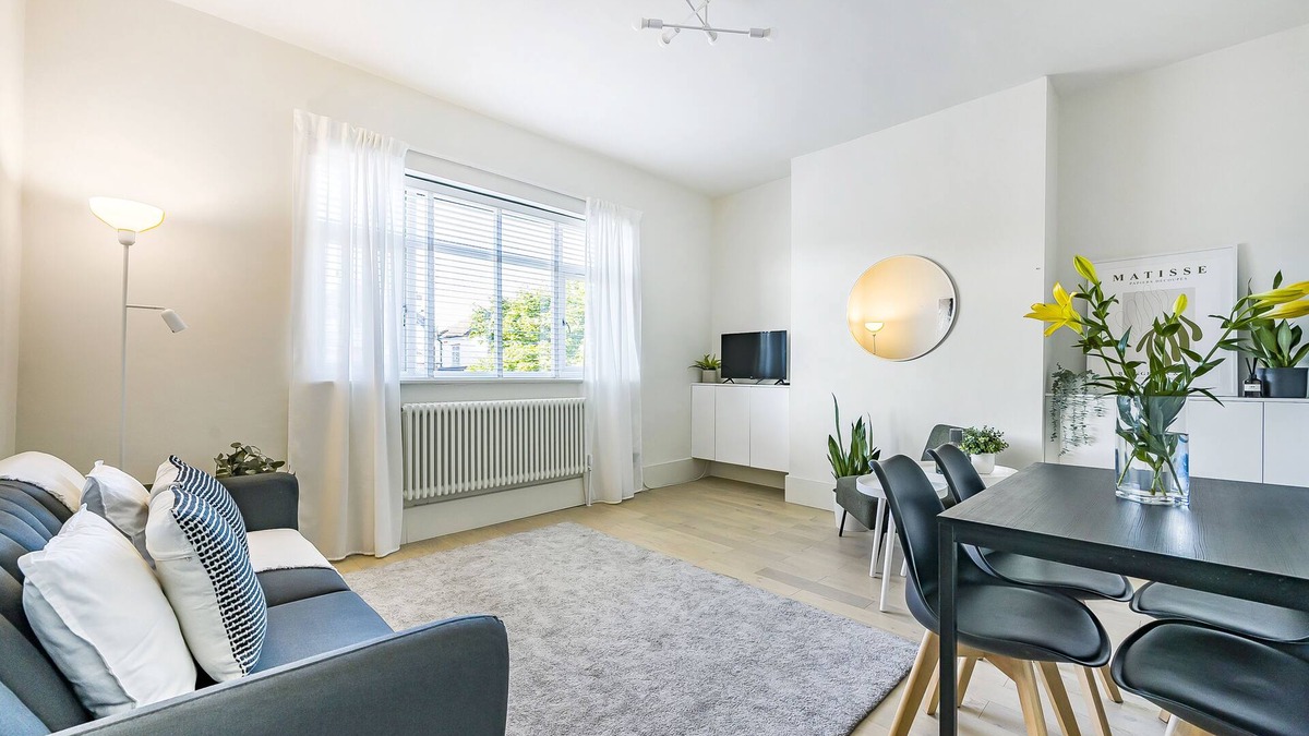 Grange Apartment | London Calling 3 bed 3 baths 5 mins from train into City