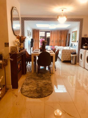 Kennington House | London Central 4 bed House with Garden