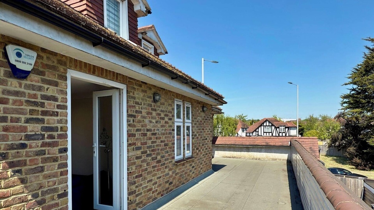 Edgware Apartment | London Edgware Bright & Cosy 2BR | Balcony