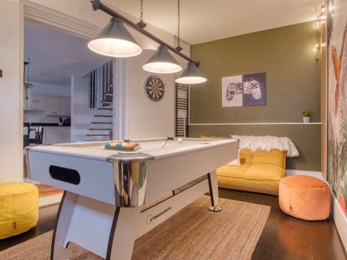 Norland House | London Holland Park - games room & parking