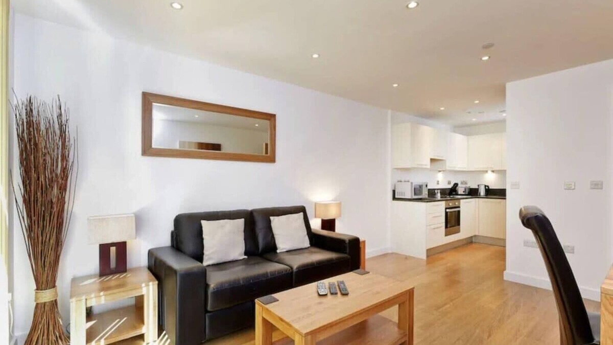 Slough Condo | London in 15 mins - 15 mins to Heathrow Airport