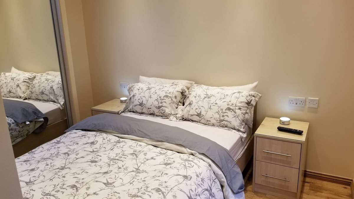 Clayhall Apartment | London Luxury 1 bed Flat 1 min Walk to Redbridge Tube Station, Parking, Aircon