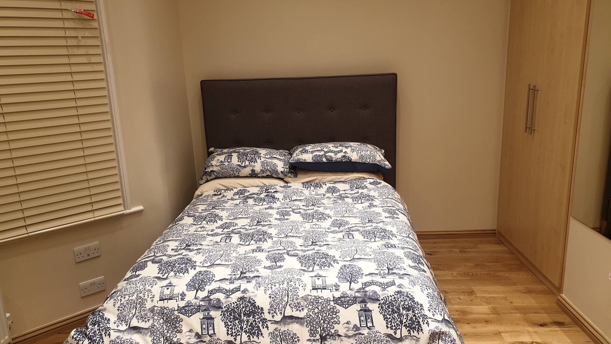Valentines Apartment | London Luxury 1 bed studio 5 mins from Ilford Stn free parking