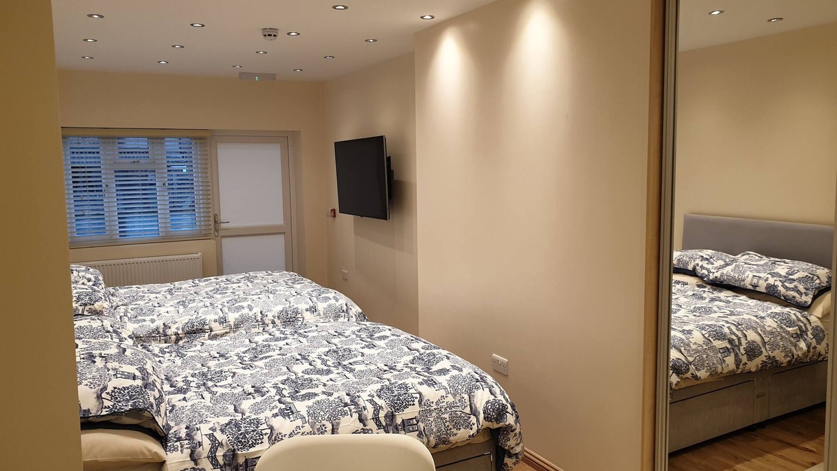 Valentines Apartment | London Luxury 2 bed studio 4 mins from Ilford Station