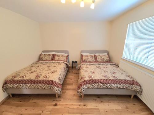 Southgate Apartment | London Luxury 2 Bedroom Flat Sleeps 8 free parking