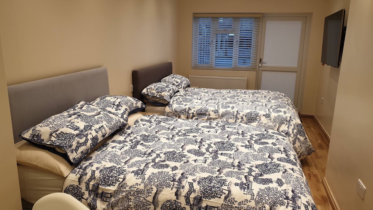 Valentines Apartment | London Luxury 3 Bedroom with 3 On suite Bathrooms and Free Parking Close to Tube