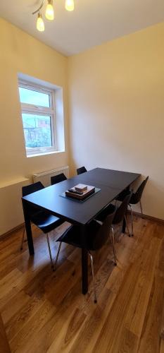 Valentines Apartment | London Luxury 3 bedroom large apartment, aircon, free parking, station 4 mins walk