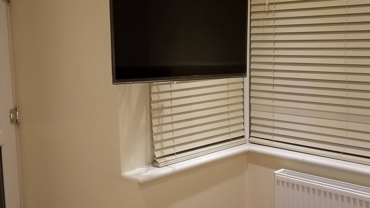 Clayhall Apartment | London Luxury Apartment 1 Bed Studio 1 min walk to Redbridge Tube Station