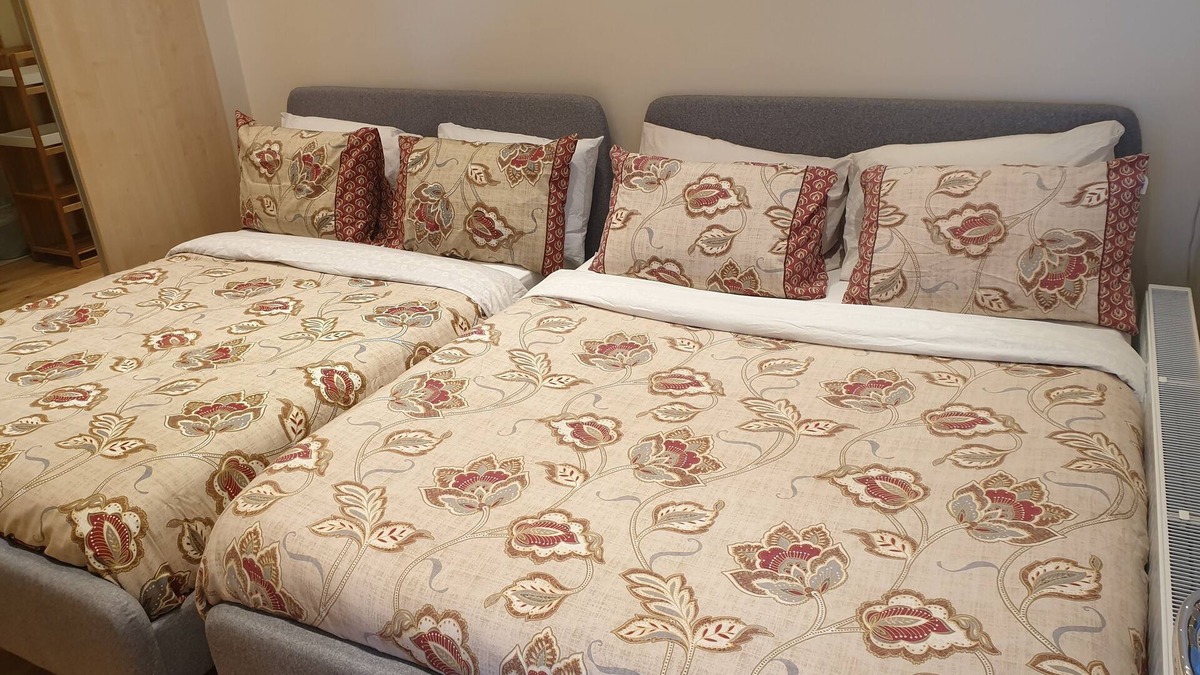 Clayhall Apartment | London Luxury Apartment Sleeps 4, 1 Min from Redbridge Station