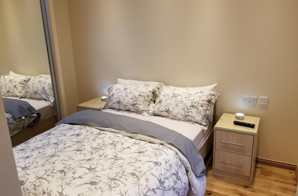 Clayhall Apartment | London Luxury Apartment 4 Bedroom Sleeps 12 people with 4 Bathrooms 1 Min walk from Station