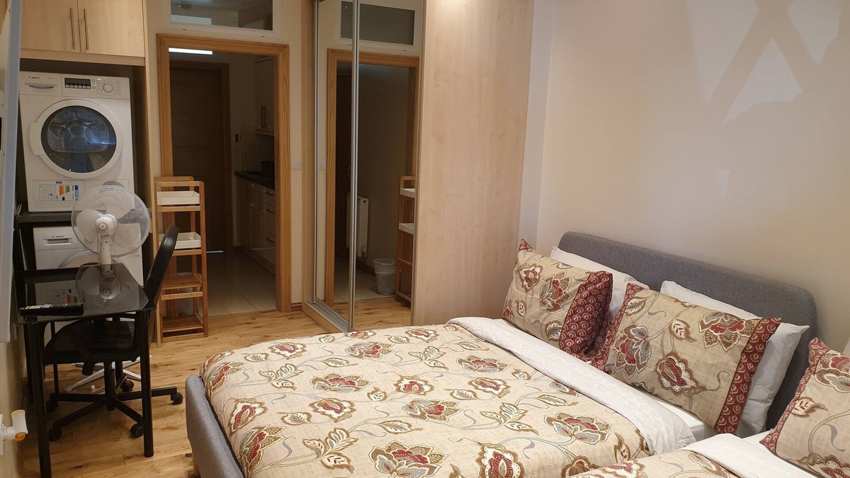 Clayhall Apartment | London Luxury Apt - Mayflower 1min Walk from Tube Redbridge Station
