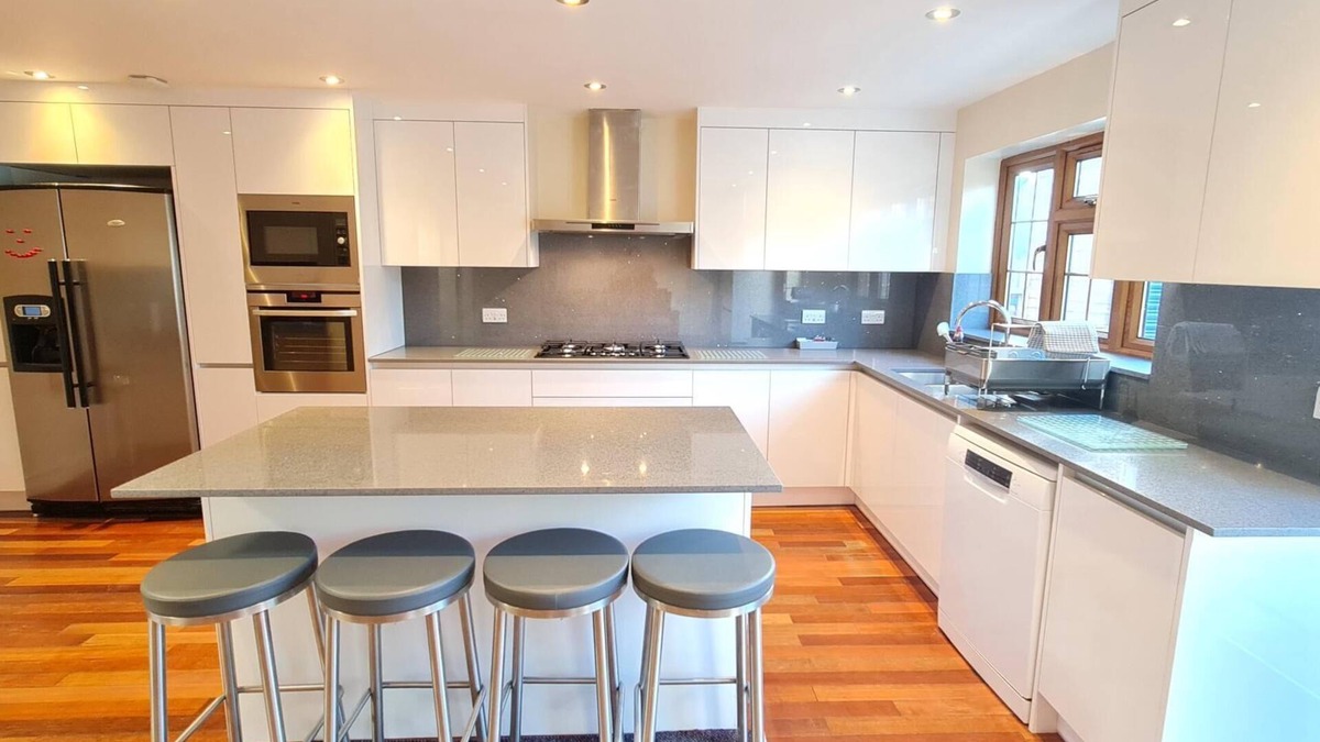 Cranbrook House | London Luxury House Sleeps 16 , Close to Tube, Free Parking, Garden, Free Wifi