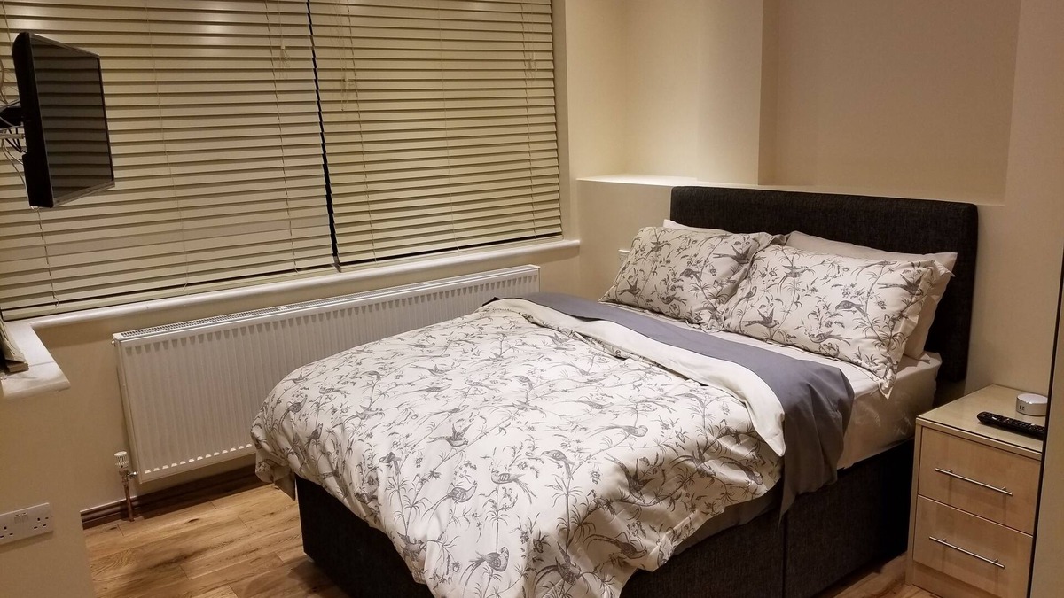 Clayhall Apartment | London Luxury Studio Flat #1 Orchid Apartment 1 minute from Underground Sleeps 2