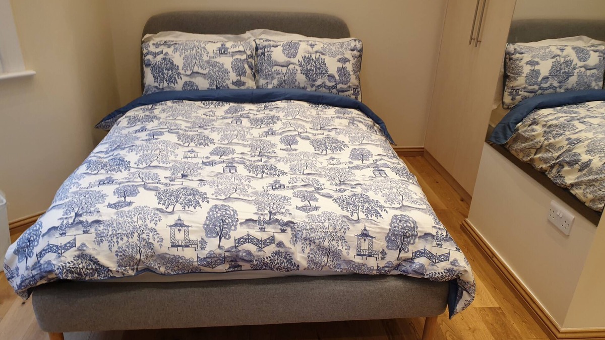 Valentines Apartment | London Luxury Studio Flat 4 mins to Ilford Stn with FREE parking
