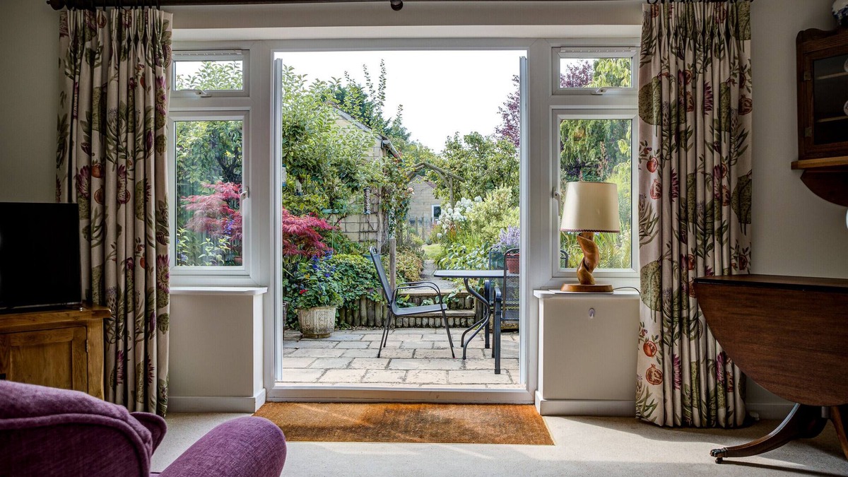 Chippenham Apartment | London Road Garden Annex "Home Away From Home"