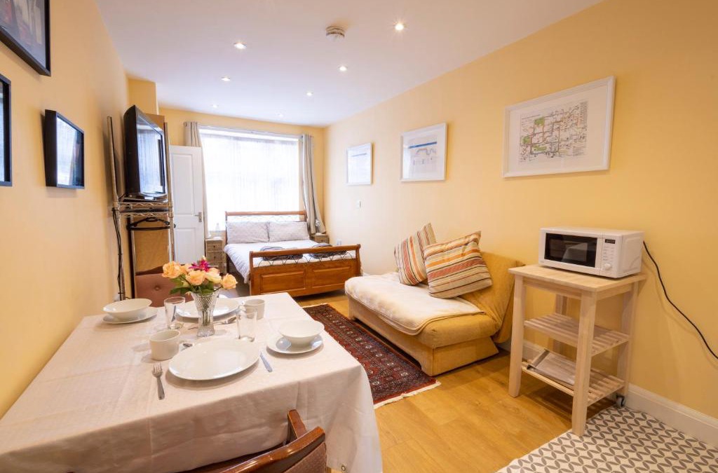 Edgware Apartment | London VEGETARIAN Smoke & Pet Free En-suite with EV parking