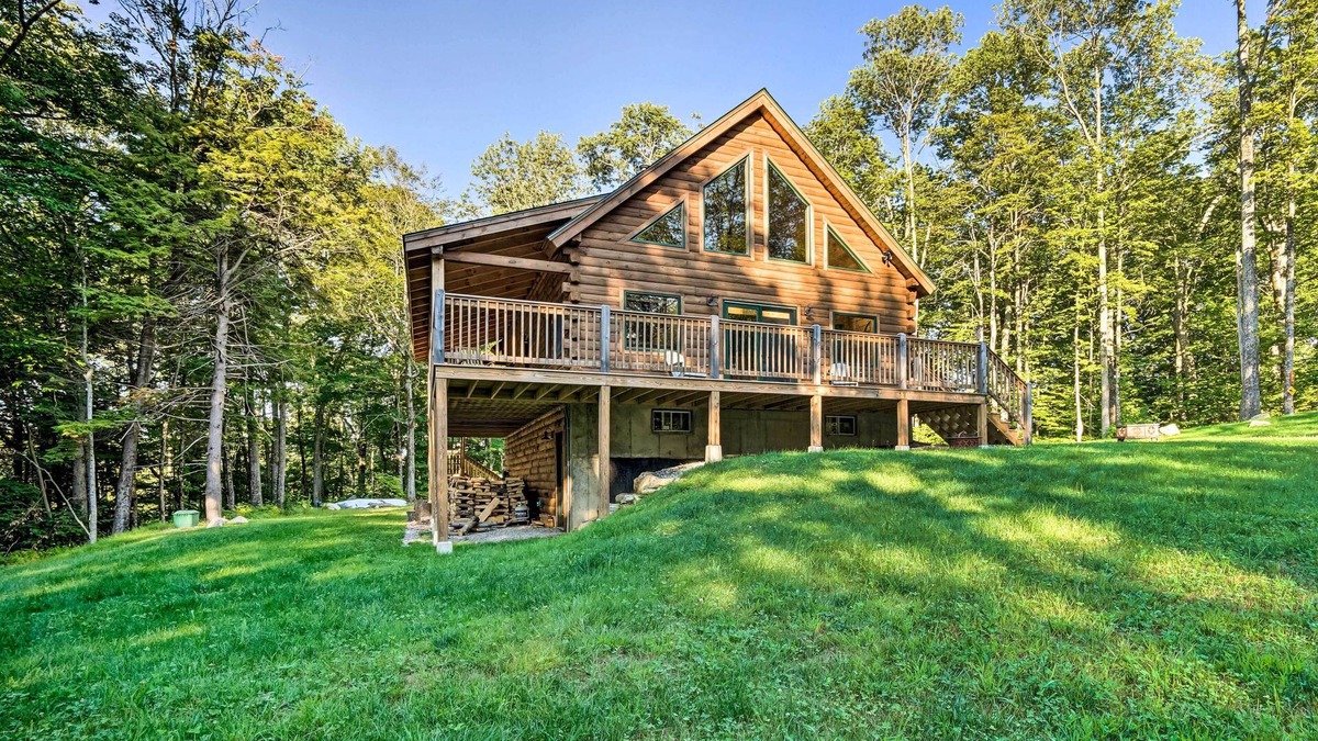 Londonderry Cabin | Londonderry Chalet w/Deck, Fire Pit & Views!