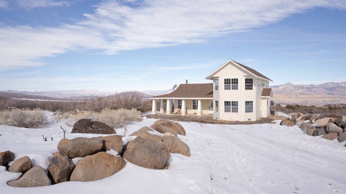 Mesa House | Lone Eagle: Tranquil Stay Near Powderhorn Ski Reso