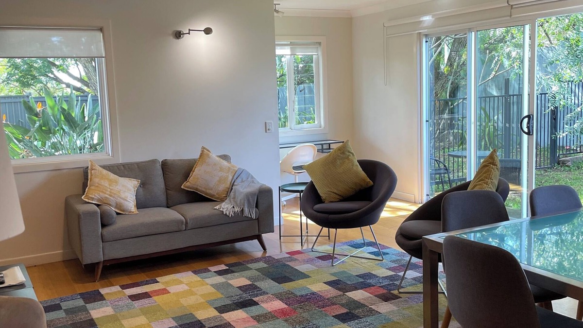Enoggera House | Lone Pine Retreat - Bright, airy spaces, full kitchen, kids & pets welcome!