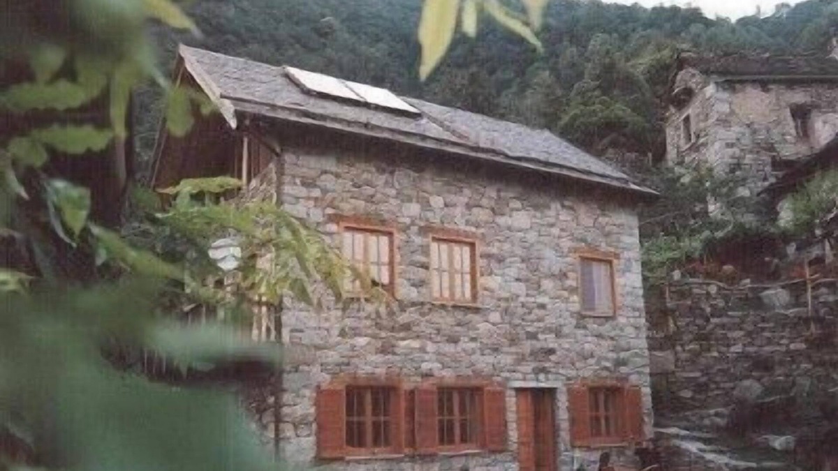 Valleggia House | Lone-standing vacation home in the mountain village of Valleggia in Piemont
