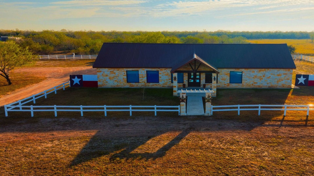 Hargill Villa | Lone Star Luxury Ranch - 4-Bed, 3-Bath, Swimming Pool, Grill, Washer/Dryer, WiFi