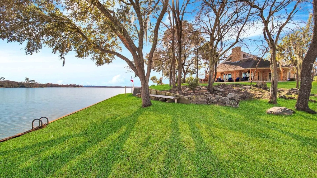Trinity House | Lone Star Peninsula- Stunning Waterfront Retreat