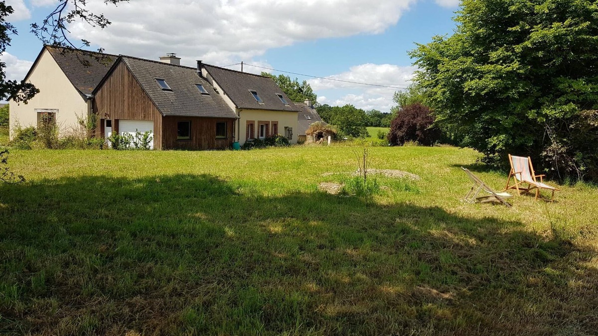 Chateaubourg Bed & Breakfast | Longère (130m²) in quiet countryside: 5 bedrooms, large kitchen, garden.