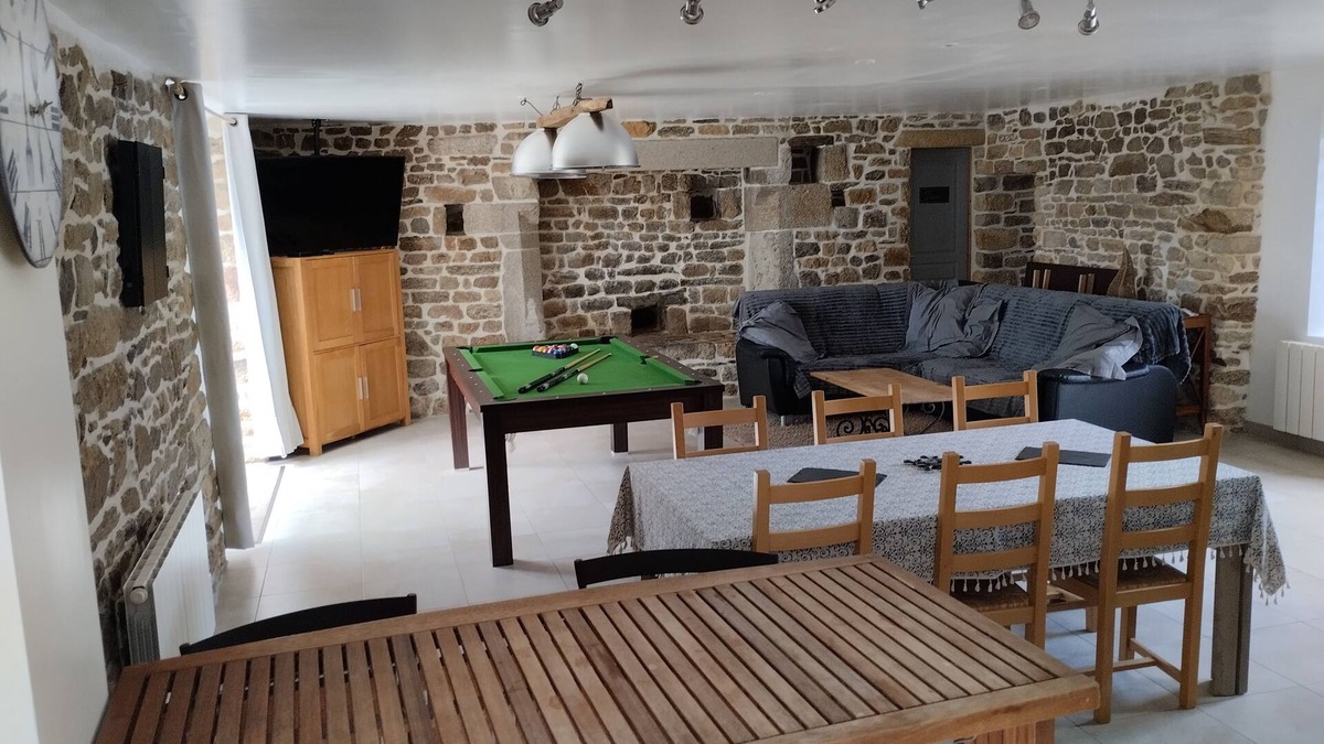 Ambon House | Longère en impasse jardin clos Billard 13 minutes des plages