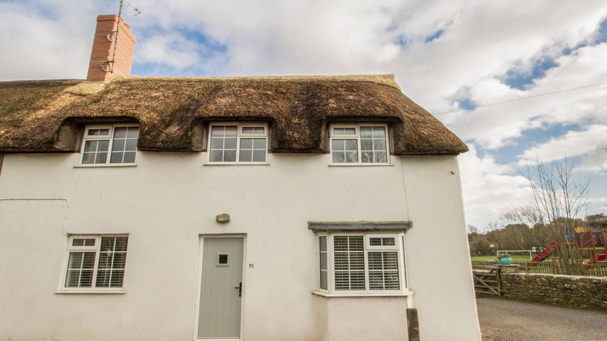 Burton Bradstock Cottage | LONG BARN, pet friendly, country holiday cottage in Burton Bradstock