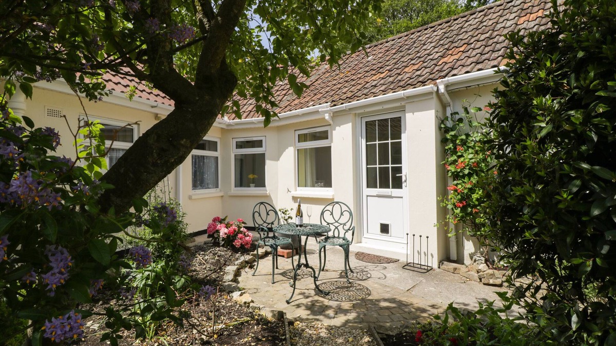 Ditcheat Cottage | LONG BATCH COTTAGE, romantic, character holiday cottage in Ditcheat