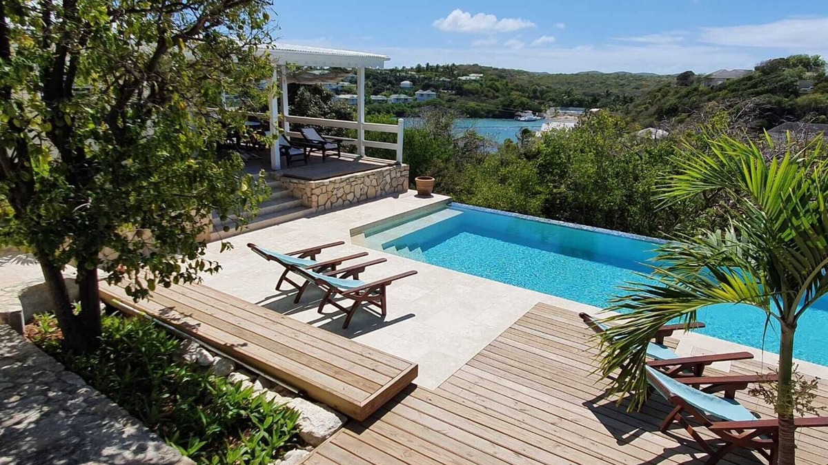 Willikies Cottage | Long Bay Gem -1 bedroom cottage with Pool above the Beach