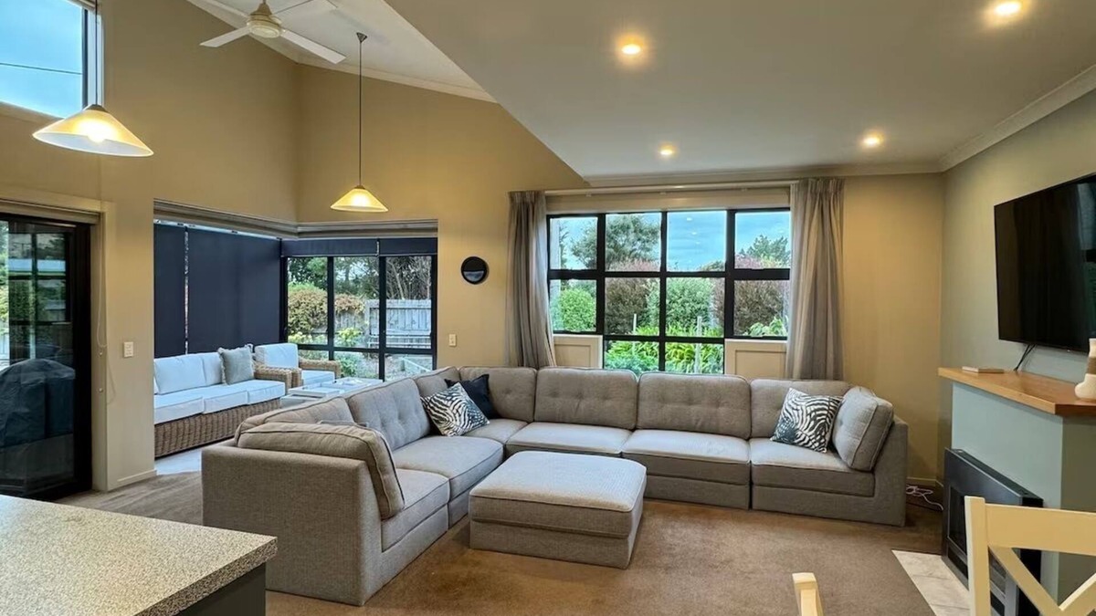 Purakaunui Apartment | Long Beach Seaside Retreat