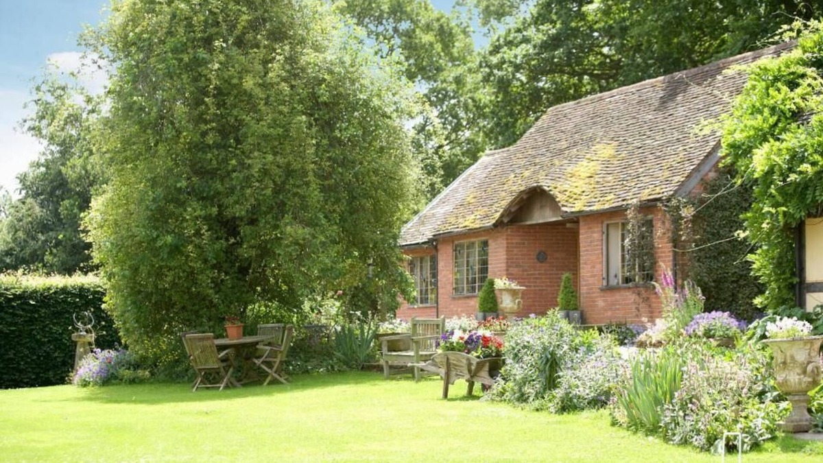 Tenbury Wells Cottage | Long Cover Cottage is 4 Star Gold retreat from the outside world.