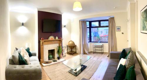 Long Eaton House | Long Eaton house sleeps 6 & double sofabed