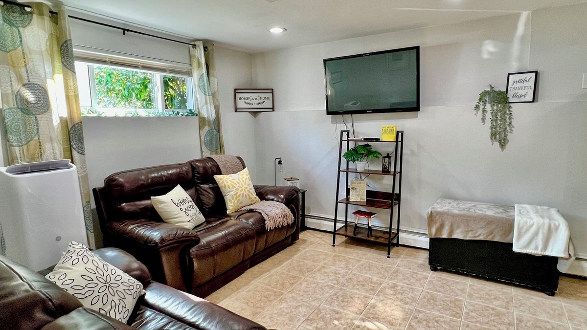 Brentwood Apartment | Long Island Family Sized Cozy Apartment w/Large backyard