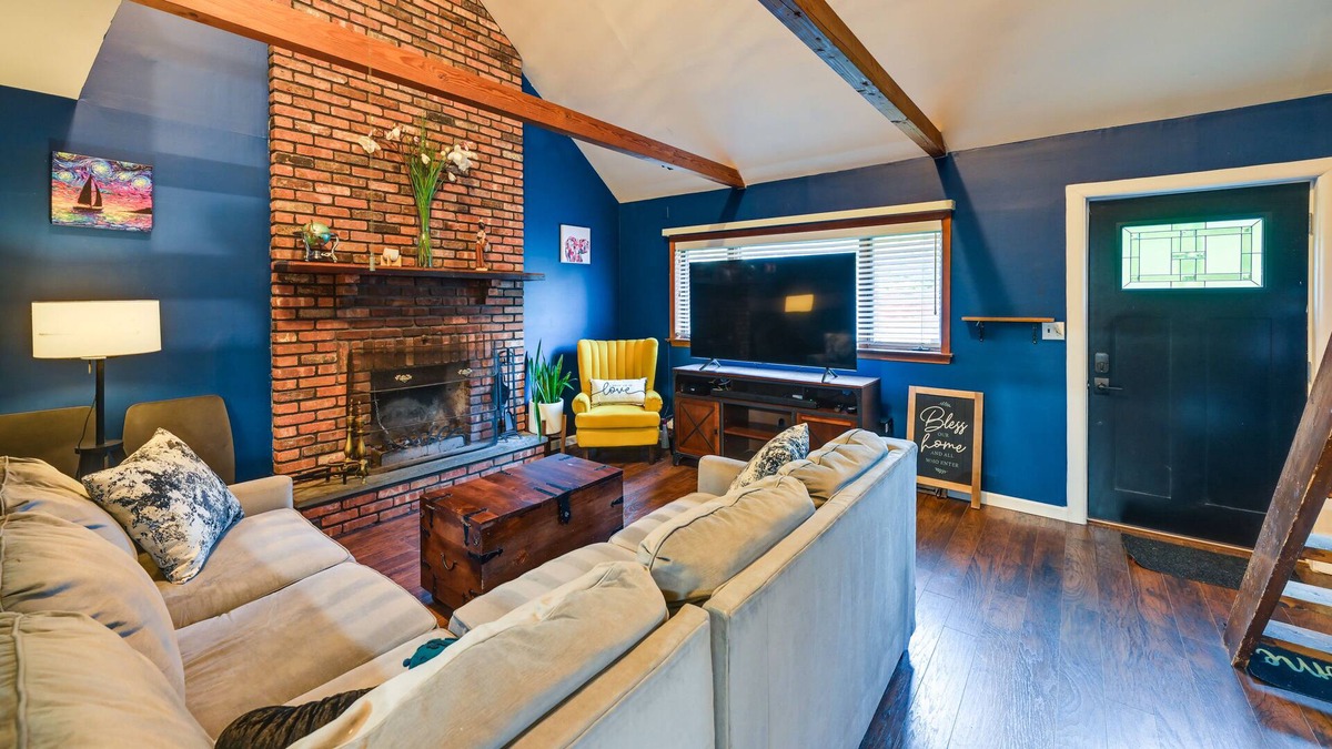 Farmingdale House | Long Island Home w/Deck, Yard, 5 Mi to Beach!