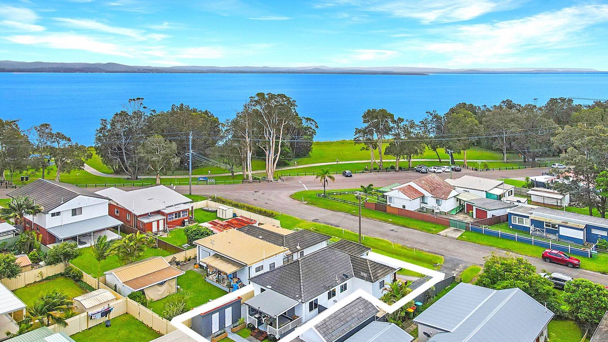 Long Jetty House | Long Jetty Lake House -Long Jetty, Central Coast Fully Renovated 3 bed Cottage,