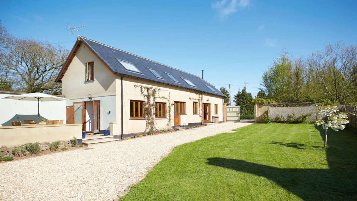 Copplestone House | Long Meadow Barn is a charming, spacious detached converted barn set in the village of Down St. Mary