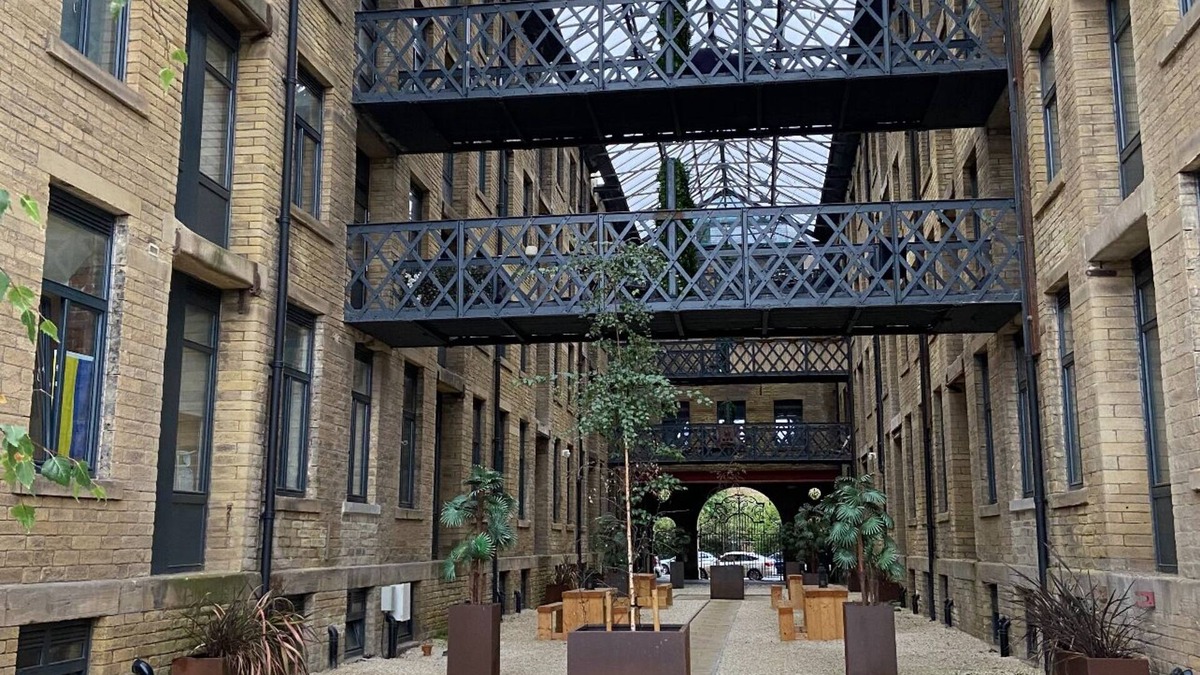 Bradford Apartment | Long Stay Discounts - Luxury 2 bed duplex apartment - Sleeps 6